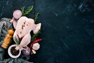 Çiğ tavuk sebze ve baharatlar ile. Barbekü. Siyah taş arka plan üzerinde. Üstten Görünüm. Ücretsiz kopya alanı.