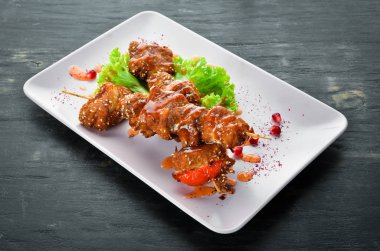 Tavuk şiş susam ve Barbekü sos ile. Ahşap bir arka plan üzerinde. Üstten Görünüm. Metniniz için boş alan.