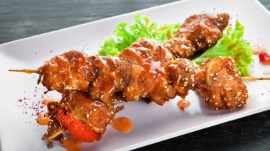 Tavuk şiş susam ve Barbekü sos ile. Ahşap bir arka plan üzerinde. Üstten Görünüm. Metniniz için boş alan.