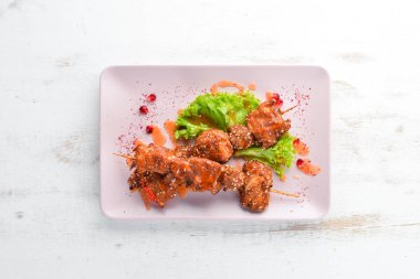 Tavuk şiş susam ve Barbekü sos ile. Ahşap bir arka plan üzerinde. Üstten Görünüm. Metniniz için boş alan.