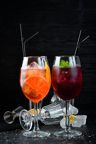 Dos Cócteles Alcohólicos Aperol Sprits Cóctel Con Grosella Sobre Fondo — Foto de Stock