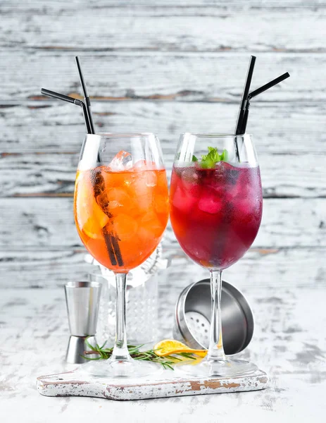 Dos Cócteles Alcohólicos Aperol Sprits Cóctel Con Grosella Sobre Fondo — Foto de Stock