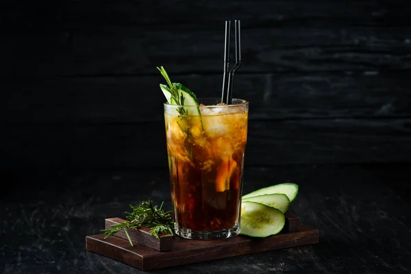 Cocktail Alcoolic Gustos Cola Whisky Castravete Gheaţă Fundal Din Lemn — Fotografie, imagine de stoc