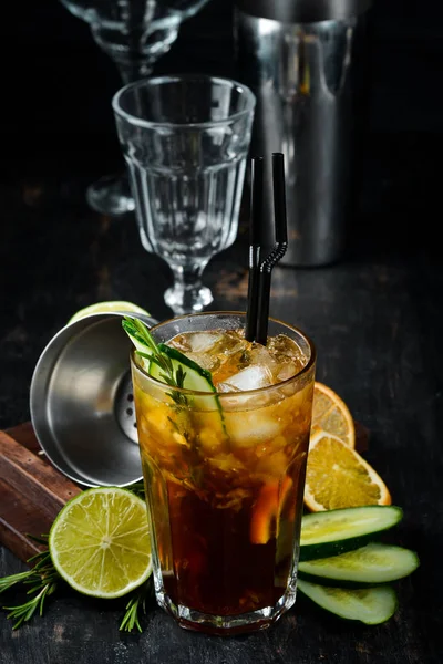 Schmackhafter Alkoholischer Cocktail Cola Whiskey Gurken Und Eis Auf Einem — Stockfoto