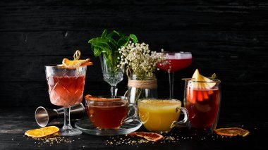 Bir seçki sıcak kokteyller. Kış içer. Sıcak şarap. Siyah ahşap arka plan üzerinde. Üstten Görünüm. Ücretsiz kopya alanı.