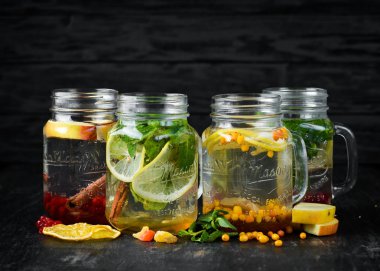 Sıcak kış şarap kokteyller. Tarçın, karanfil ve bal. Ahşap bir arka plan üzerinde.