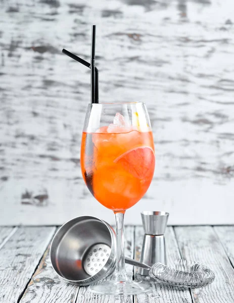 Cóctel Aperol Sprits Cóctel Alcohólico Sobre Fondo Madera Vista Superior — Foto de Stock