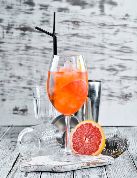 Коктейль Aperol Sprits. Алкогольный коктейль. На деревянном фоне. Вид сверху. Свободное пространство для копирования
.