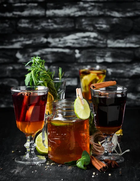 Cocktail Vino Caldo Invernale Cannella Chiodi Garofano Miele Uno Sfondo — Foto Stock