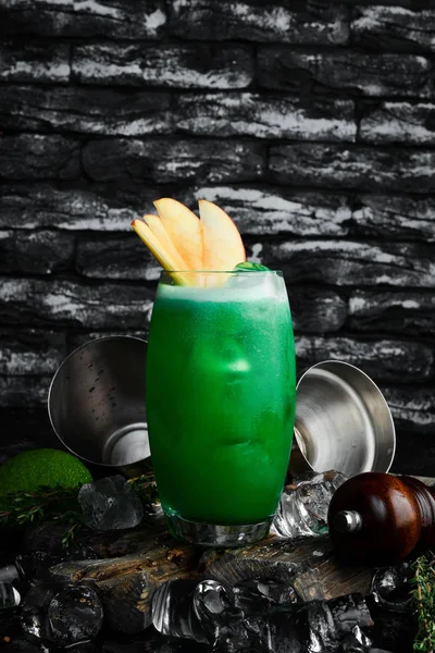 Grüner Alkoholischer Cocktail Tropischen Saft Und Früchte Auf Dem Schwarzen — Stockfoto