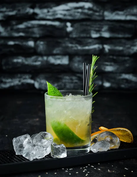 Caipirini Com Rom Cocktail Alcoólico Copo Fundo Madeira Vista Superior — Fotografia de Stock