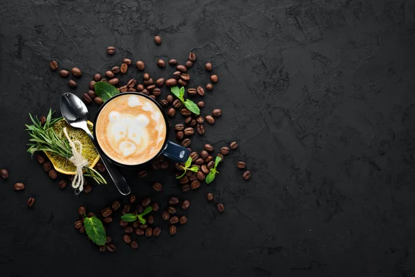 Kopi Dengan Susu Dalam Cangkir Cappuccino Pada Latar Belakang Batu — Stok Foto