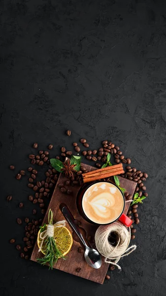 Kawa Mlekiem Filiżance Cappuccino Czarnym Tle Kamienia Widok Góry Bezpłatny — Zdjęcie stockowe