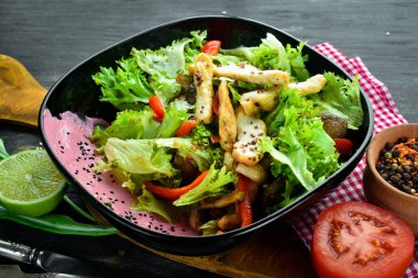 Sebze ve Tavuk salatası. Ahşap bir arka plan üzerinde. Üstten Görünüm. Metniniz için boş alan.