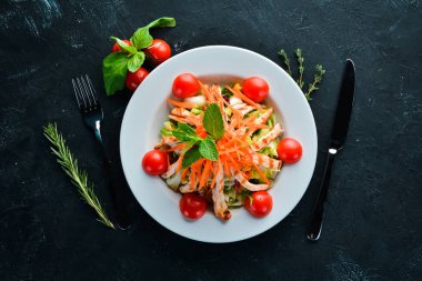 Tavuk ve beyaz bir arka planda tahta taze sebze salatası. Metniniz için boş alan. Üstten Görünüm.