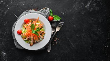 Tavuk ve beyaz bir arka planda tahta taze sebze salatası. Metniniz için boş alan. Üstten Görünüm.