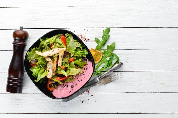 Salada Com Legumes Frango Fundo Madeira Vista Superior Espaço Livre — Fotografia de Stock