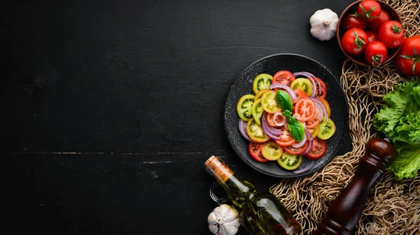 Ensalada Tomates Frescos Cebolla Plato Negro Viejo Fondo Vista Superior —  Fotos de Stock