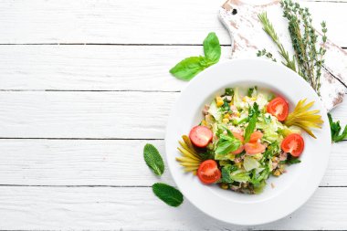 Ton balıklı salata ve Beyaz ahşap zemin üzerinde taze sebze. Metniniz için boş alan. Üstten Görünüm.