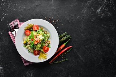 Ton balıklı salata ve Beyaz ahşap zemin üzerinde taze sebze. Metniniz için boş alan. Üstten Görünüm.