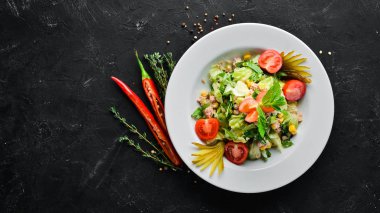 Ton balıklı salata ve Beyaz ahşap zemin üzerinde taze sebze. Metniniz için boş alan. Üstten Görünüm.