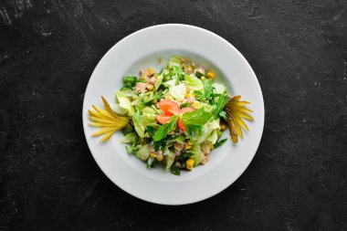 Ton balıklı salata ve Beyaz ahşap zemin üzerinde taze sebze. Metniniz için boş alan. Üstten Görünüm.