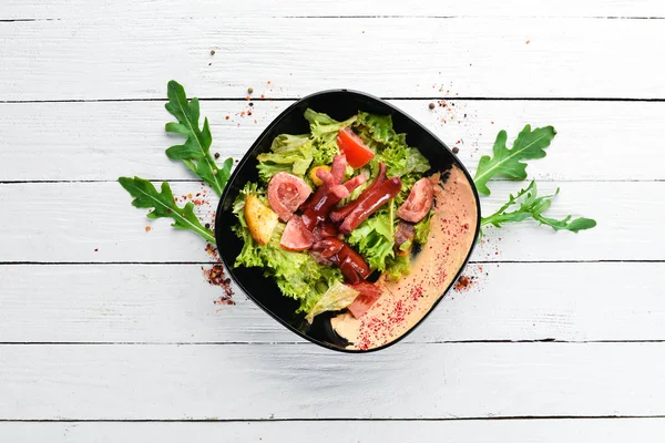 Salada Verduras Frescas Linguiças Uma Chapa Preta Fundo Madeira Vista — Fotografia de Stock