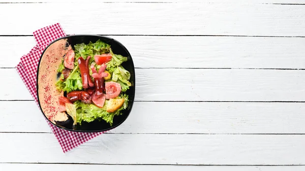 Salada Verduras Frescas Linguiças Uma Chapa Preta Fundo Madeira Vista — Fotografia de Stock