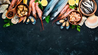 Bir taş zemin üzerine taze deniz ürünleri. Balık, karides, midye, havyar. Üstten Görünüm. Ücretsiz kopya alanı.