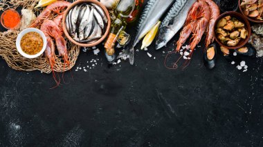 Bir taş zemin üzerine taze deniz ürünleri. Balık, karides, midye, havyar. Üstten Görünüm. Ücretsiz kopya alanı.