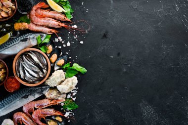 Bir taş zemin üzerine taze deniz ürünleri. Balık, karides, midye, havyar. Üstten Görünüm. Ücretsiz kopya alanı.
