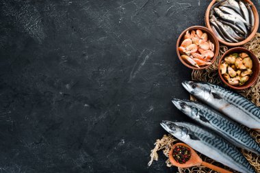 Bir taş zemin üzerine taze deniz ürünleri. Balık, karides, midye, havyar. Üstten Görünüm. Ücretsiz kopya alanı.