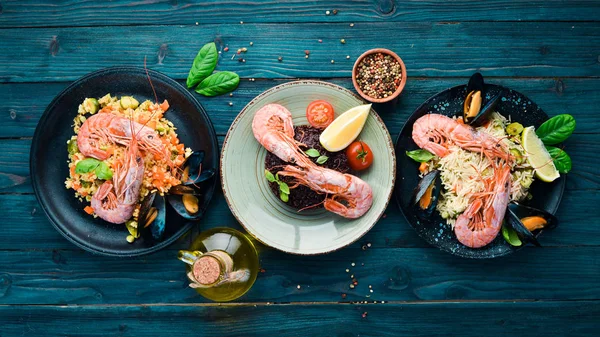 Conjunto Platos Mariscos Sobre Fondo Madera Azul Pasta Bulgur Arroz — Foto de Stock