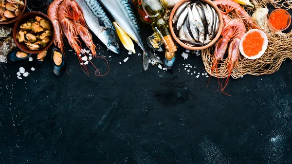 Bir taş zemin üzerine taze deniz ürünleri. Balık, karides, midye, havyar. Üstten Görünüm. Ücretsiz kopya alanı.