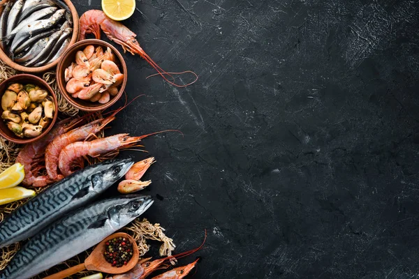 Frische Meeresfrüchte Auf Einem Steinhintergrund Fisch Garnelen Muscheln Kaviar Ansicht — Stockfoto