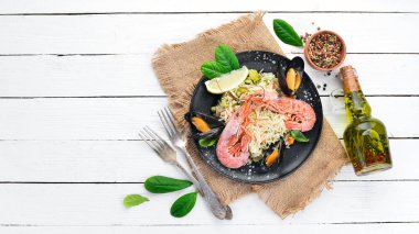 Risotto pirinç sebze ve deniz ürünleri ile. Karides ve midye. Eski arka plan üzerinde. Üstten Görünüm. Metniniz için boş alan.