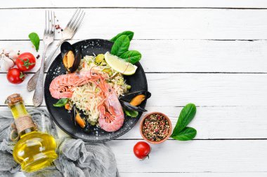 Risotto pirinç sebze ve deniz ürünleri ile. Karides ve midye. Eski arka plan üzerinde. Üstten Görünüm. Metniniz için boş alan.