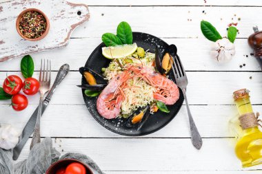 Risotto pirinç sebze ve deniz ürünleri ile. Karides ve midye. Eski arka plan üzerinde. Üstten Görünüm. Metniniz için boş alan.