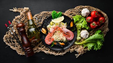 Risotto pirinç sebze ve deniz ürünleri ile. Karides ve midye. Eski arka plan üzerinde. Üstten Görünüm. Metniniz için boş alan.