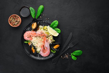 Risotto pirinç sebze ve deniz ürünleri ile. Karides ve midye. Eski arka plan üzerinde. Üstten Görünüm. Metniniz için boş alan.