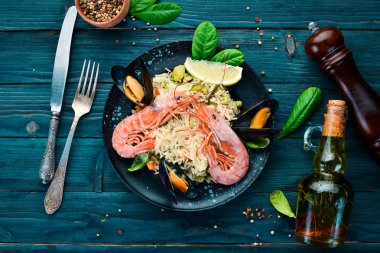 Risotto pirinç sebze ve deniz ürünleri ile. Karides ve midye. Eski arka plan üzerinde. Üstten Görünüm. Metniniz için boş alan.