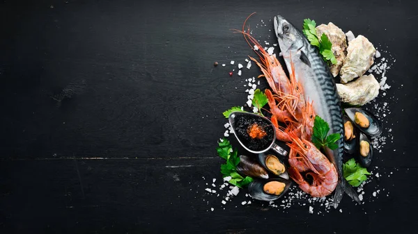 Meeresfrüchte Frischer Fisch Garnelen Austern Und Kaviar Auf Schwarzem Holzgrund — Stockfoto