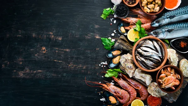 Mořské Plody Čerstvé Ryby Krevety Ústřice Kaviár Černém Pozadí Dřevěná — Stock fotografie