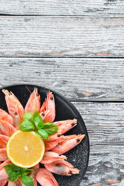 Camarones Crudos Con Limón Plato Sobre Fondo Blanco Madera Vista — Foto de Stock