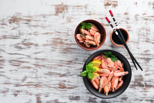 Camarones Crudos Con Limón Plato Sobre Fondo Blanco Madera Vista — Foto de Stock