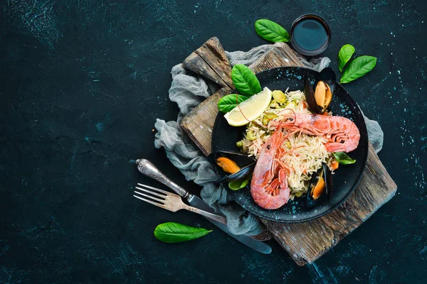 野菜とシーフード雑炊 エビとムール貝 古い背景 平面図です テキストの無料スペース — ストック写真