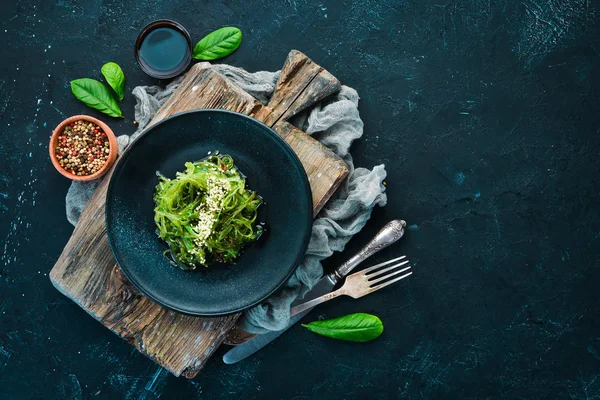 黒い皿の中の海藻サラダ チュカ ワカメ昔の背景で 最上階だ テキストの空き領域 — ストック写真