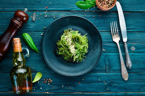 Insalata Alghe Piatto Nero Chuka Svegliata Sul Vecchio Sfondo Vista — Foto Stock