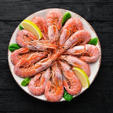 Büyük Kraliyet karides bir tabak içinde. Kaplan karides. Üstten Görünüm. Metniniz için boş alan. Eski arka plan üzerinde