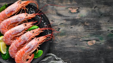 Büyük Kraliyet karides bir tabak içinde. Kaplan karides. Üstten Görünüm. Metniniz için boş alan. Eski arka plan üzerinde